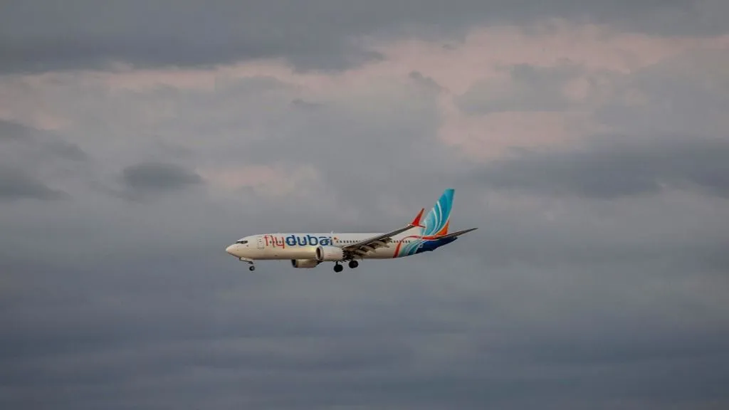 Izrael vizsgálja, hogyan kerülhetett a Tel-Avivba tartó Flydubai-járatra az ománi pilóta. Kollégája vallási szélsőségesként beszélt róla.