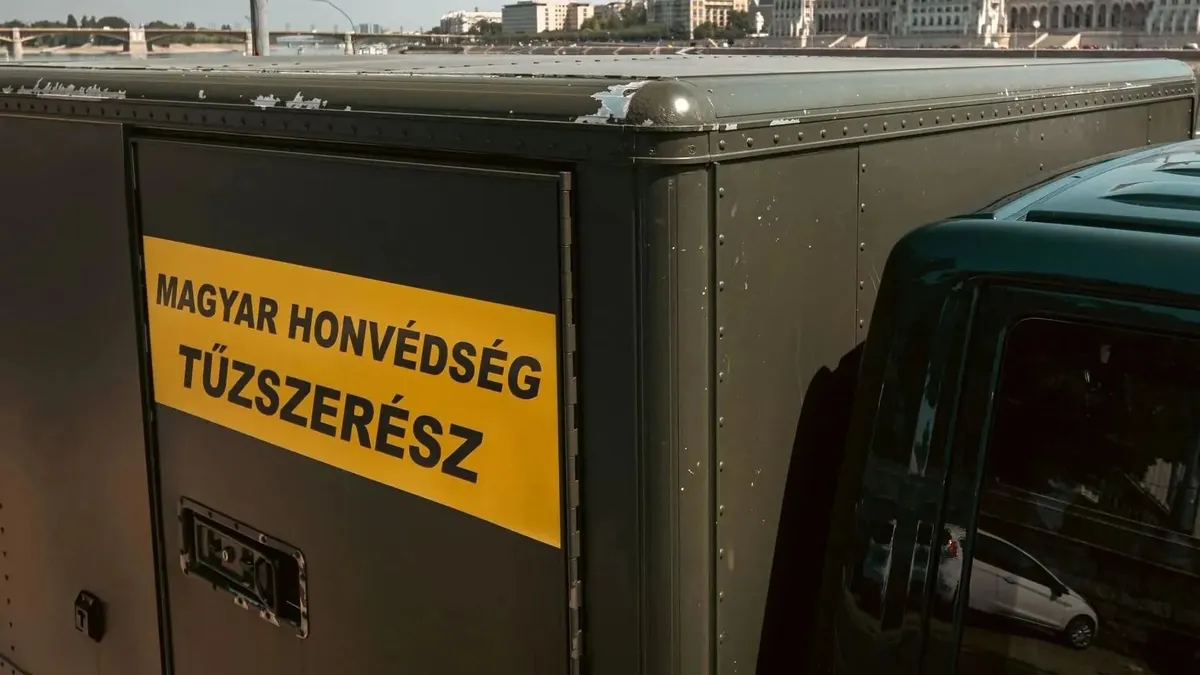 Bombariadó miatt vonultak ki a tűzszerészek a Nemzeti Közszolgálati Egyetemhez