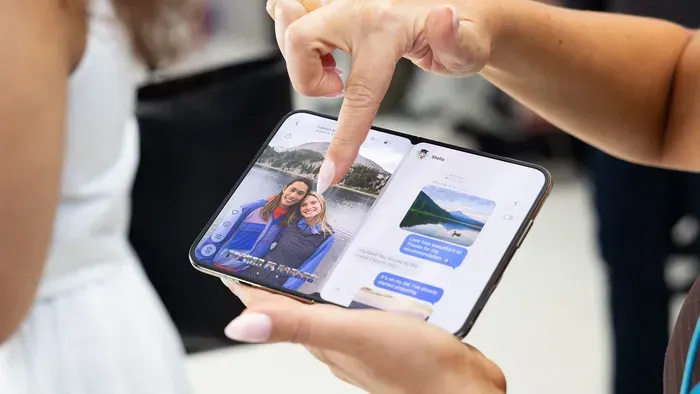 Kiderülhetett, mi okozza, hogy alig jelent meg az új hajítható iPhone, máris repednek a kijelzők