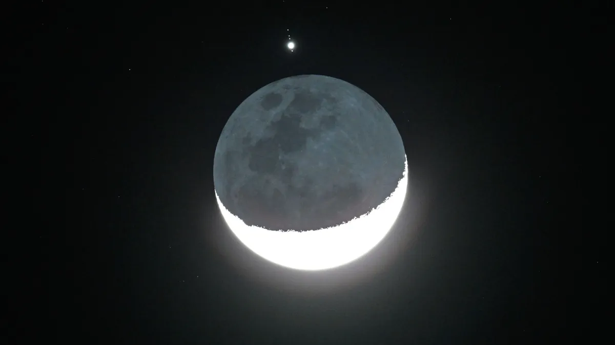 Hold, Jupiter, holdokkultáció, csillagászati esemény, holdsarló, bolygó, égbolt, együttállás, A ritka égi jelenség során a Hold elhaladt a Jupiter előtt