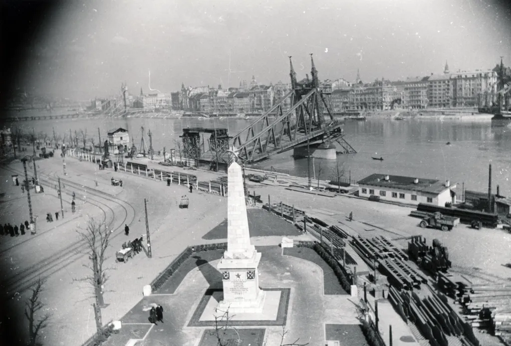 Szent Gellért tér a lerombolt Szabadság (Ferenc József) híd felé nézve, előtérben a szovjet hősi emlékmű. 1945
Fortepan / Fortepan