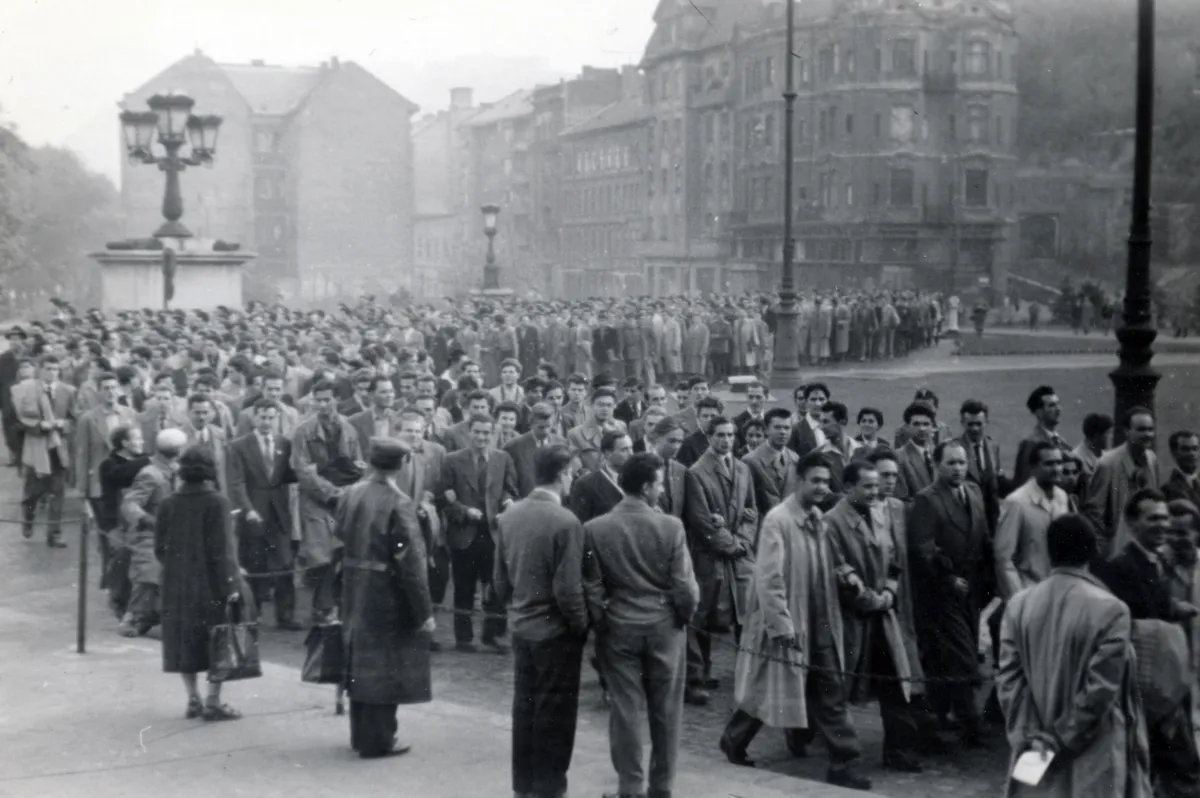 Clark Ádám tér, Műegyetemisták vonulnak a Széchenyi Lánchíd budai hídfőjénél a Bem József tér felé, 1956. október 23-án.