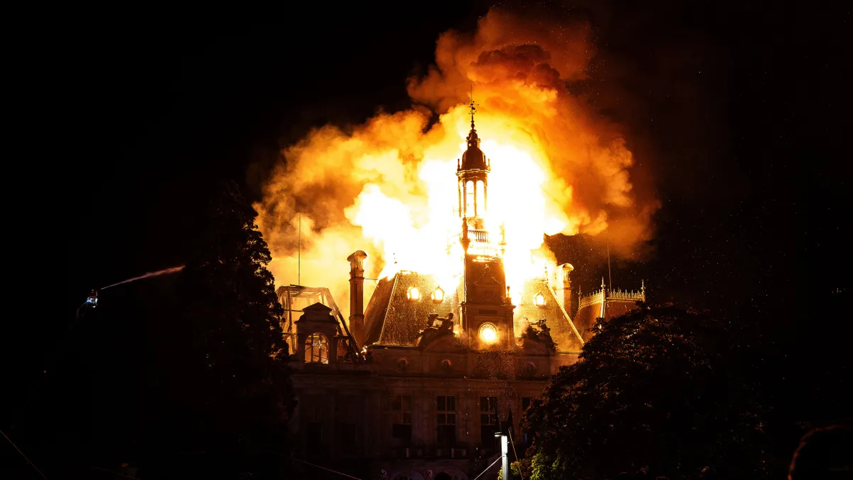 Franciaország, During the demonstration on 17 October in Limoges protesters set fire to the town hall in Limoges Haute-Vienne in the Nouvelle-Aquitaine region of France on 17 October 2026. (Photo by Elise Cabane / Hans Lucas via AFP)