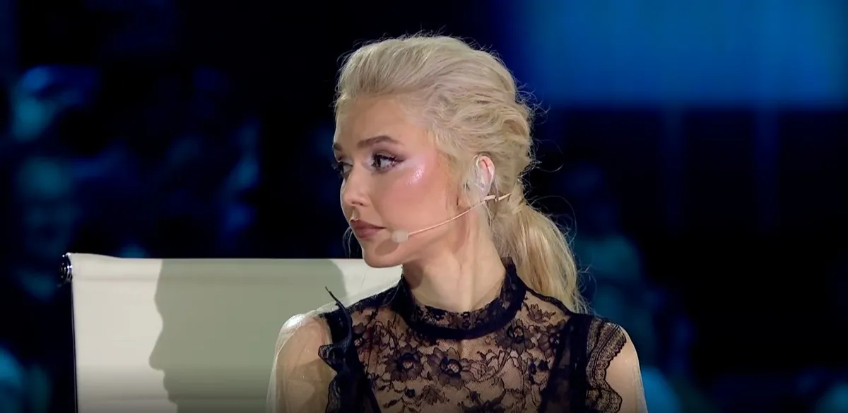 Herceg Erika fekete csipkés ruhában ül a Megasztár zsűriasztalnál.