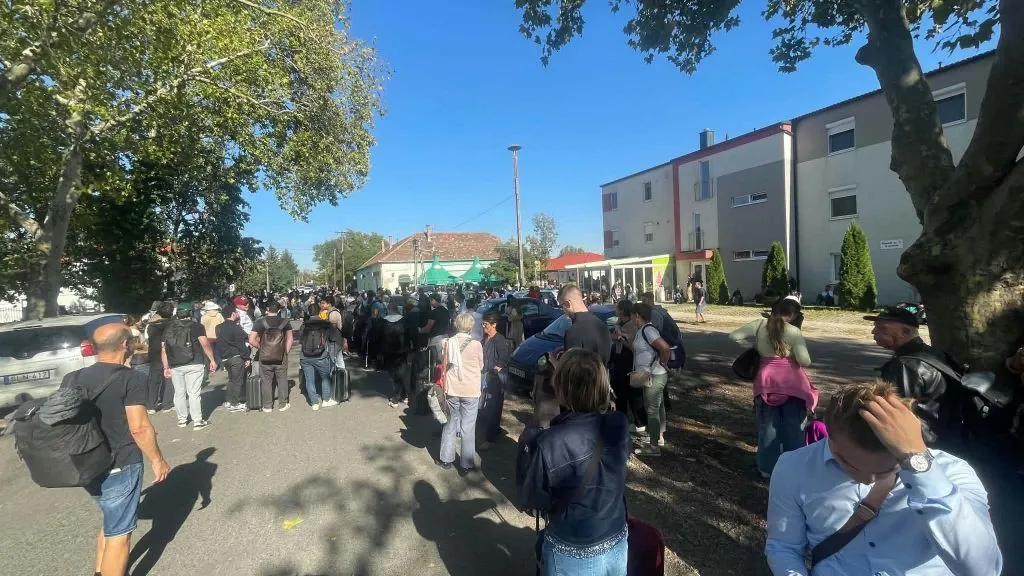 Rengetegen várakoznak Hegyeshalomnál, csomagokkal, indulásra készen, bizonytalanul