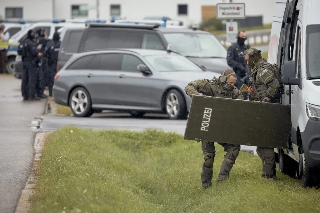 németországi lövöldözés, halálos lövöldözés, kettős gyilkosság, fegyverellenőrzés, fegyveres támadás, rendőrségi akció, különleges rendőri egységek, fegyveres gyanúsított, Bajorország, Berngau, Neumarkt, fegyvertartás, fegyverek szabályos tárolása, két halálos áldozat, elbarikádozott férfi, A lövöldözés után különleges rendőri egységeket is bevetettek Berngauban