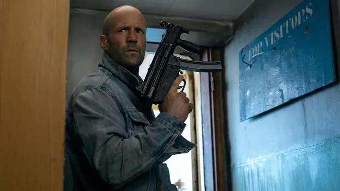Befutott A méhész 2 előzetese: Jason Statham sosem látott brutalitással gyilkolja a rosszfiúkat